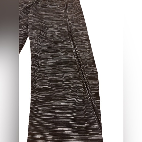 C9 Champion High Rise Everyday 21" Capri Small Ebony Cut Out Leg Design - Picture 2 of 7